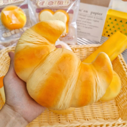 Squishy De Pan Cuernito Croissant Juguete Antiestres Suave